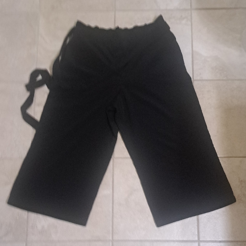 The Limited Sz 12 Calypso Wide Leg Black Capri's with Waist Strap Ties